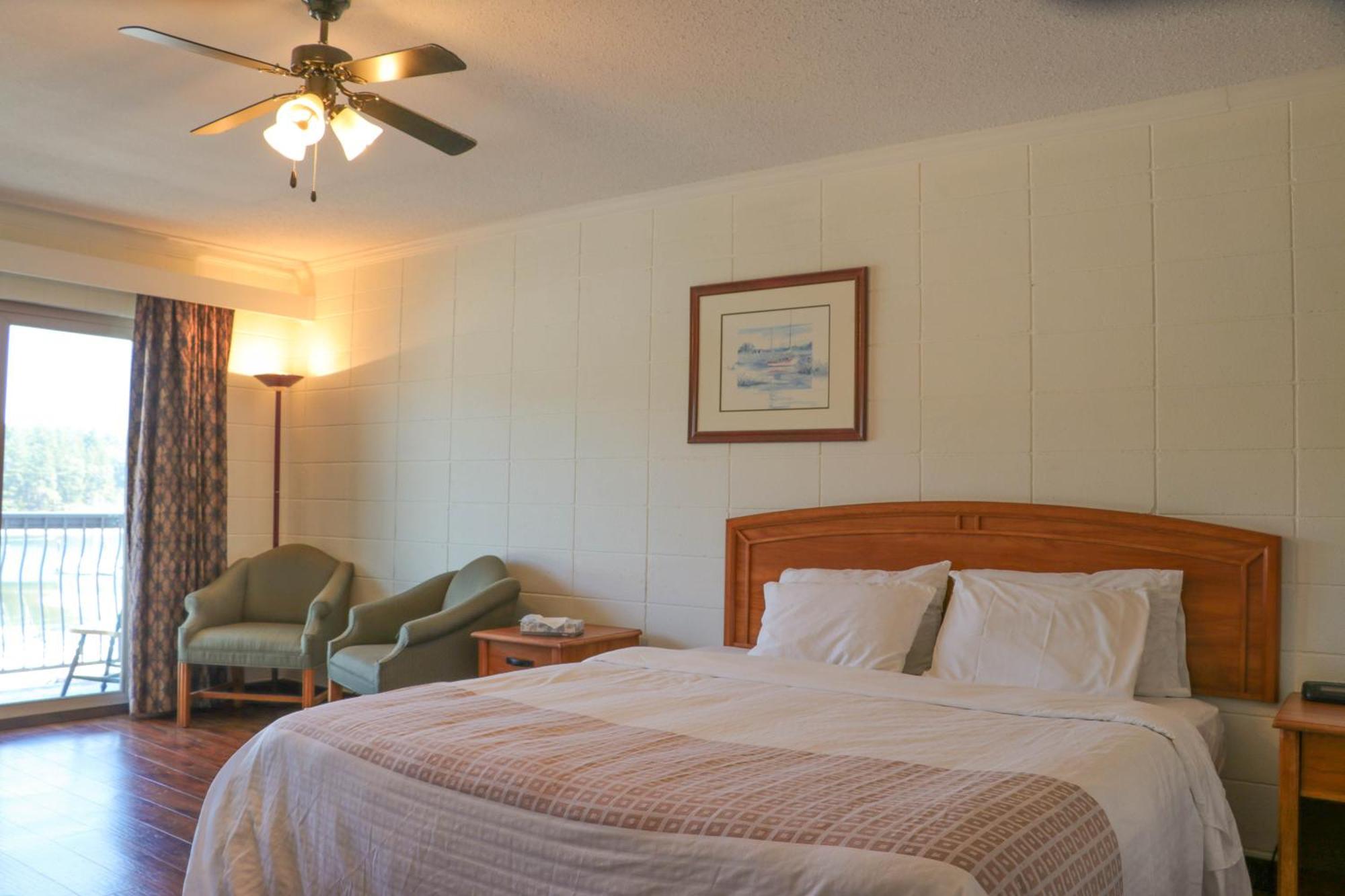 The Waterfront Suites And Marina Nanaimo Room photo