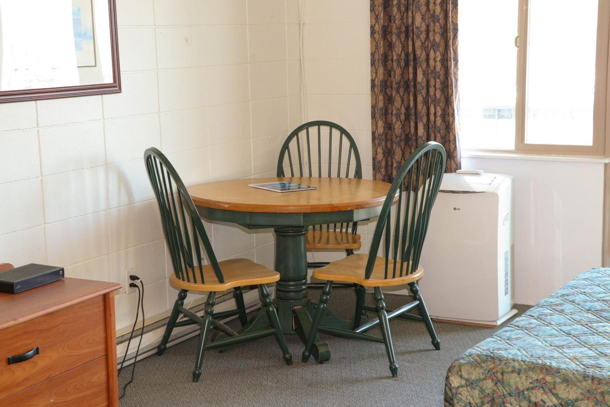 The Waterfront Suites And Marina Nanaimo Room photo